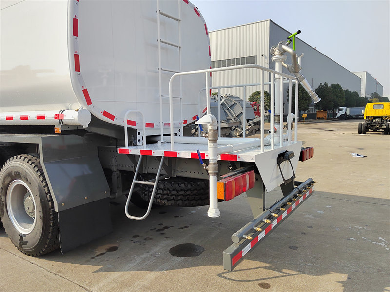 SINOTRUK HOWO NX water truck