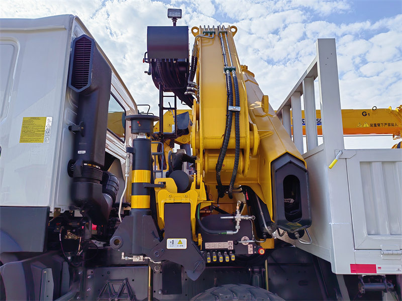 Howo 8x4 truck with 16T knuckle crane