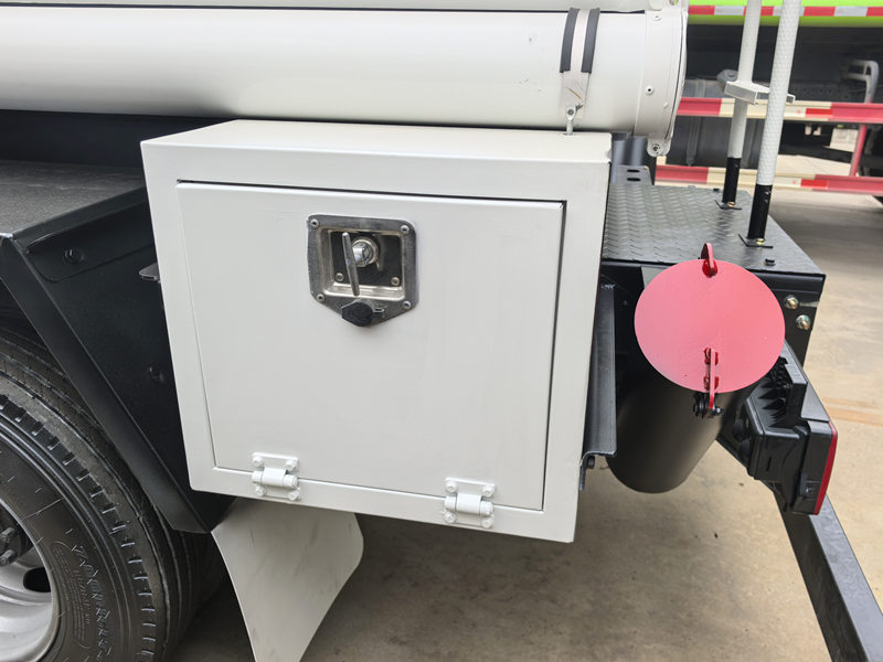 HOWO refueling bowser