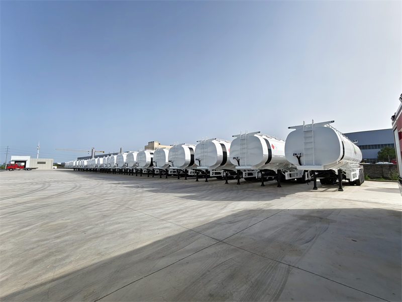 New 3-axle 40000L fuel tank trailer