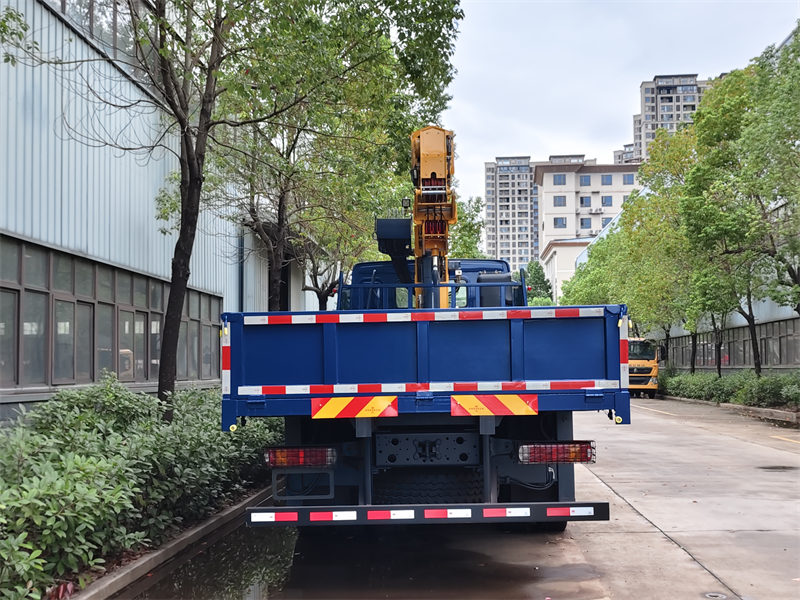 Howo 6x4 boom truck with 10T crane