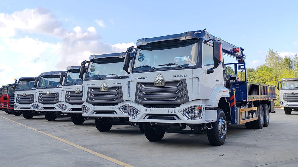 Cinco grúas montadas sobre camión HOWO entregadas en Angola.