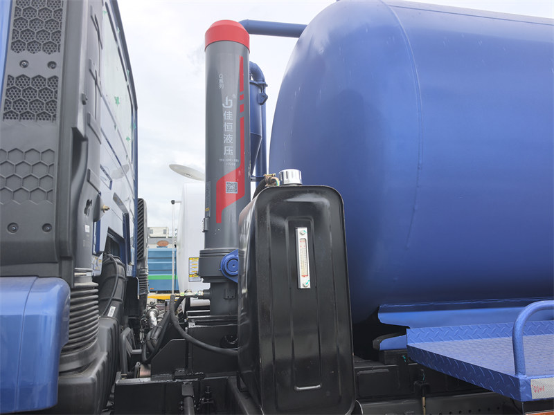 Powerful hydraulic cylinder for tanker lifting