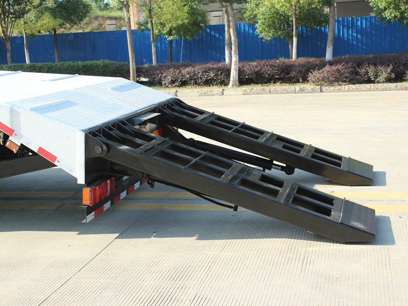 HOWO self loading truck ramp
