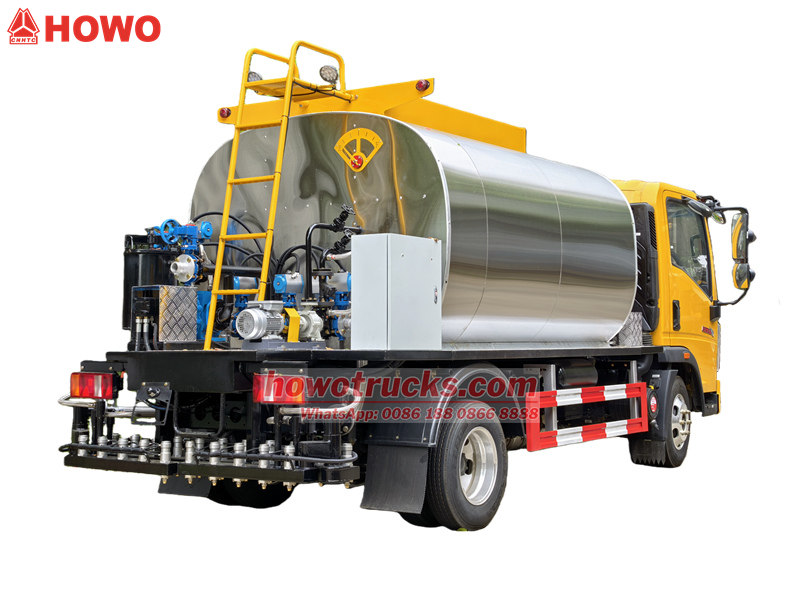 &nbsp;HOWO light asphalt spreader truck