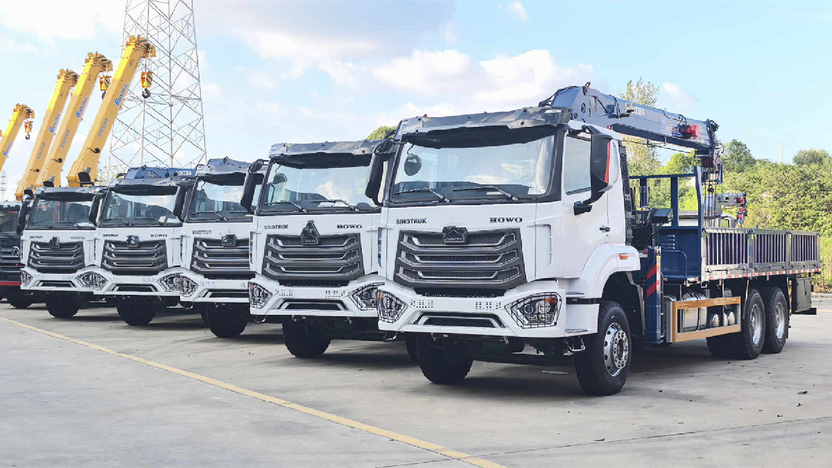 Cinco grúas montadas sobre camión HOWO entregadas en Angola.